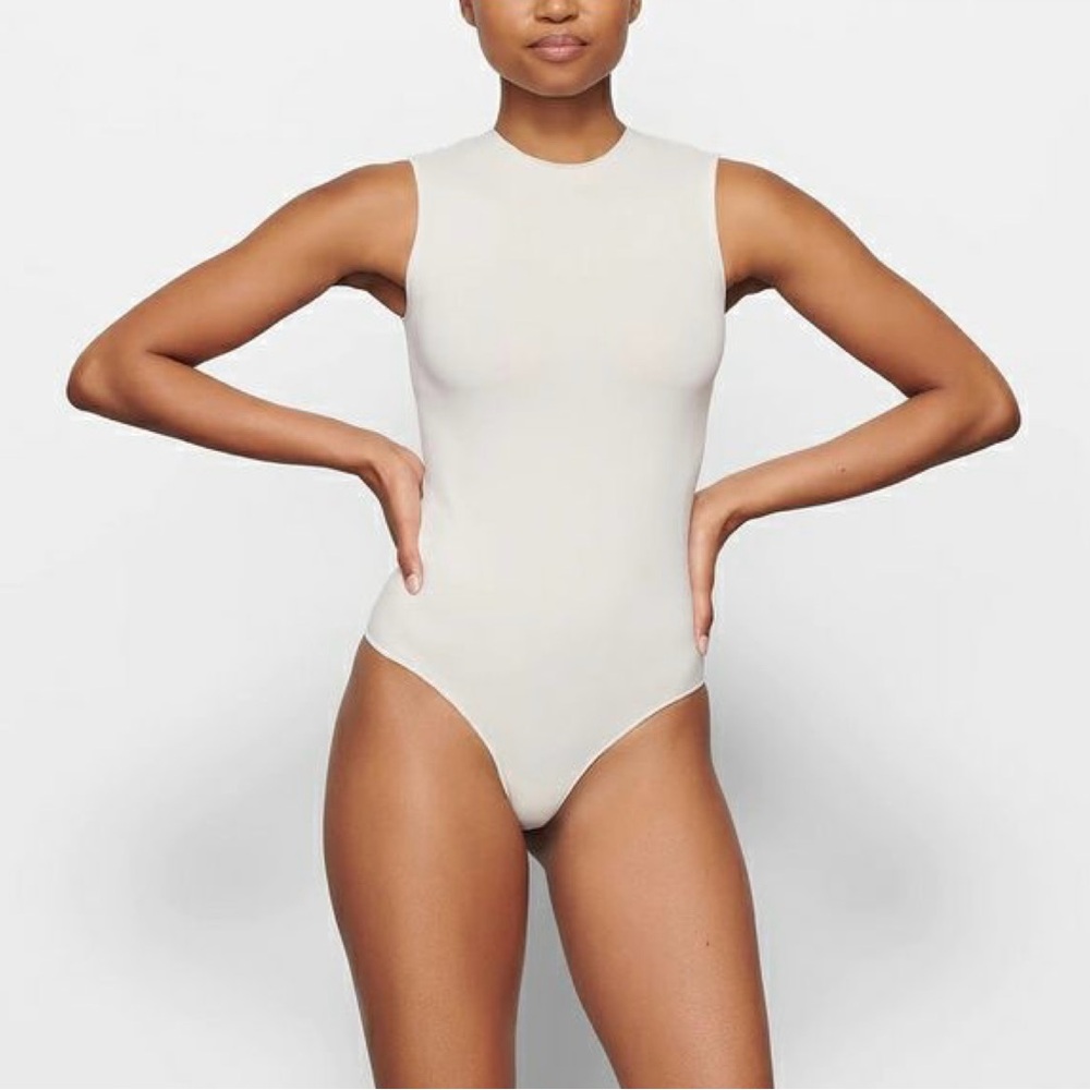 SKIMS ESSENTIAL CREW NECK SLEEVELESS BODYSUIT IN MARBLE CREAM OFF-WHITE SIZE S/M